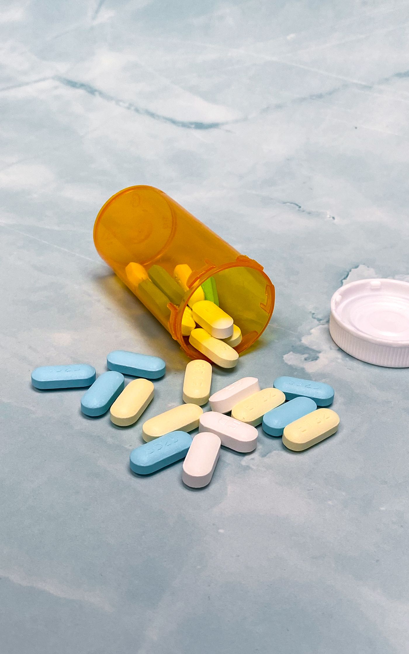 Medicamentos y cápsulas sobre una mesa